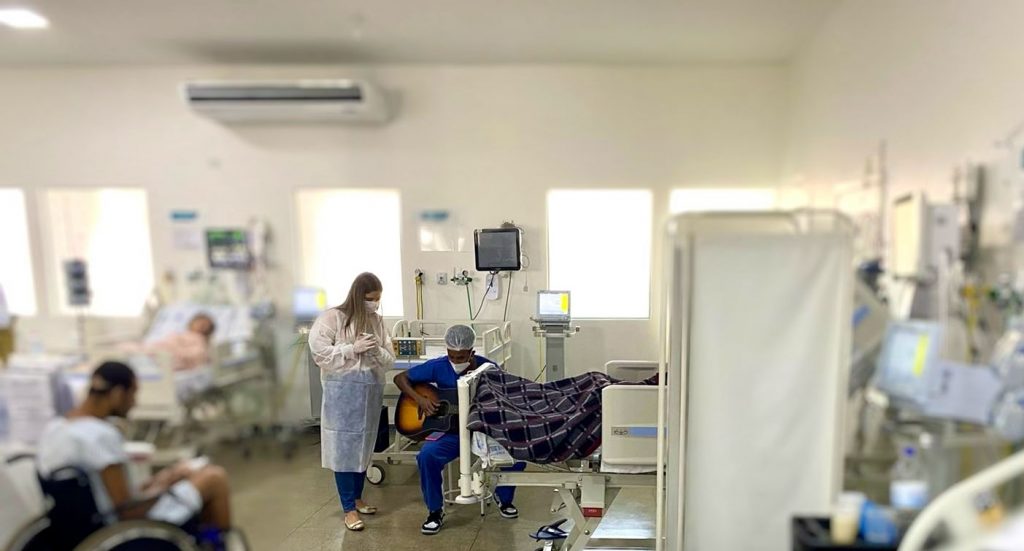 HEF implementa musicoterapia para auxiliar no tratamento de pacientes internados na UTI