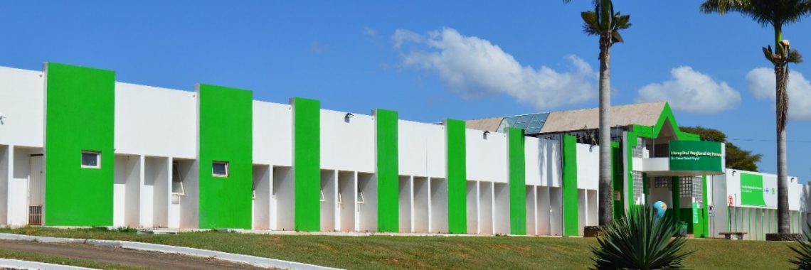 Fachada do hospital de formosa em verde e branco. Um coqueiro na frente e céu azul. Processo seletivo aberto em formosa.