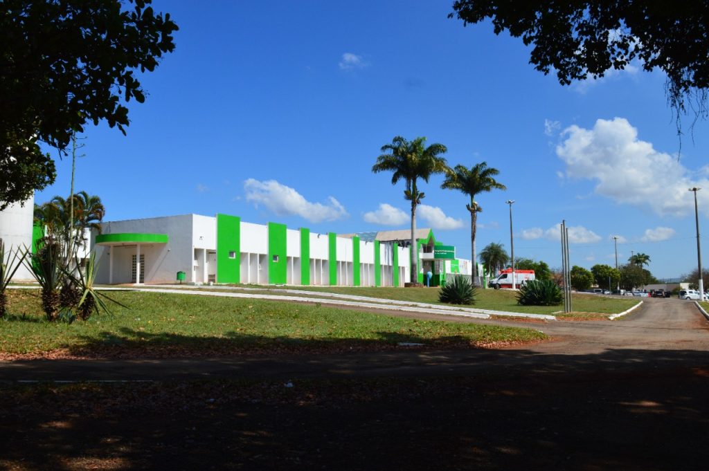 Hospital Estadual de Formosa abre processo seletivo. Entrada do HEF. Prédio em branco e verde. 