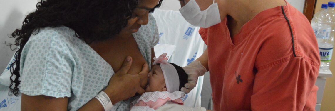 Projetos como "Hora do Banho" e "Árvore da Vida" reforçam a humanização do atendimento no HEF, respeitando gestantes e recém-nascidos.