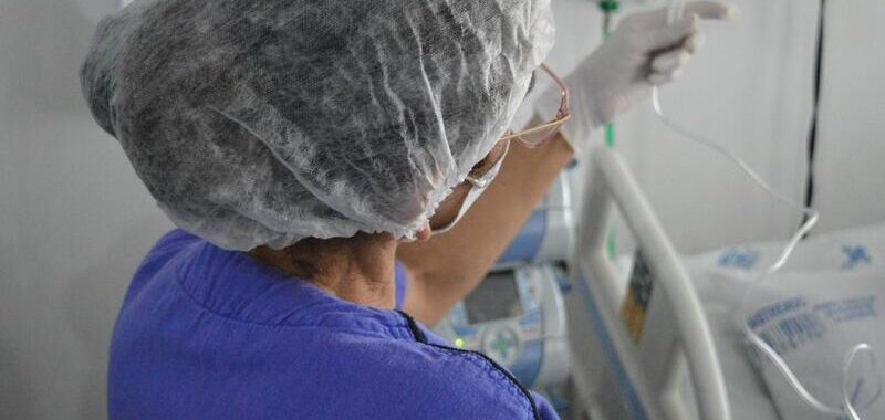 Durante o período de estiagem em Goiás, o Hospital Estadual de Formosa (HEF) reforça a importância dos cuidados com a saúde devido ao aumento das queimadas, que elevam os riscos de doenças respiratórias.