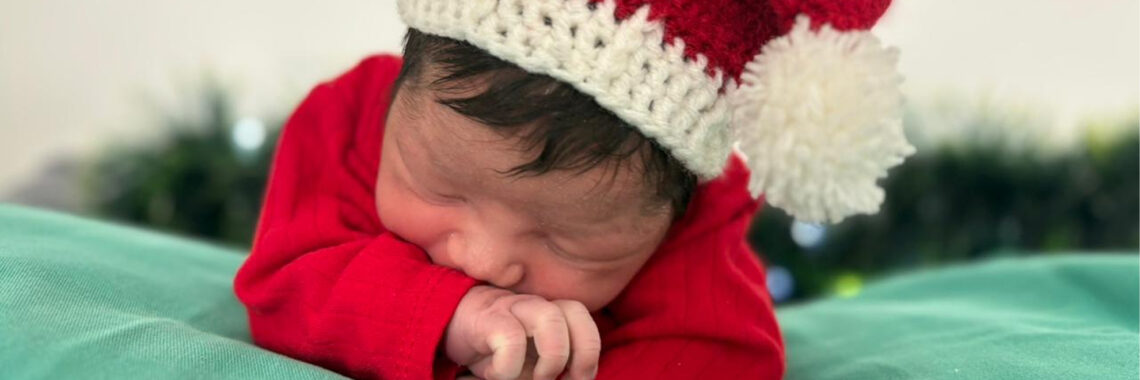 Recém-nascidos em trajes natalinos durante ensaio fotográfico no Hospital Estadual de Formosa, promovendo acolhimento e celebração.