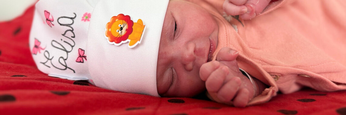 Ação "Toucas Malucas" do Hospital Estadual de Formosa - HEF: recém-nascidos recebem toucas decoradas para celebrar o Mês das Crianças.
