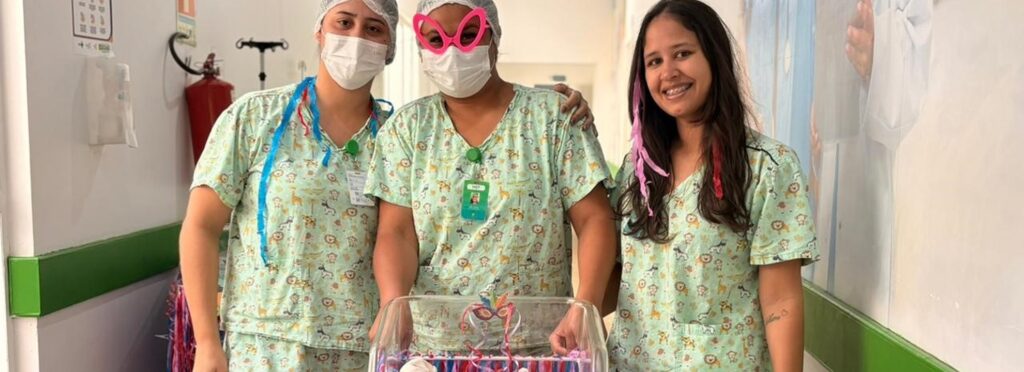 Recém-nascidos celebram o Carnaval no Hospital Estadual de Formosa - HEF, promovendo alegria e humanização na maternidade.