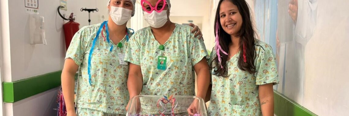 Recém-nascidos celebram o Carnaval no Hospital Estadual de Formosa - HEF, promovendo alegria e humanização na maternidade.