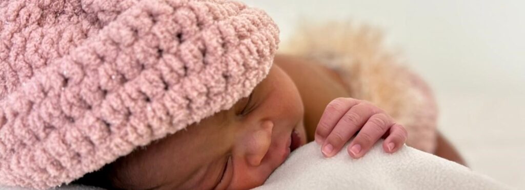 Ensaio fotográfico de Páscoa com recém-nascidos no Hospital Estadual de Formosa (HEF), promovendo carinho e acolhimento às famílias.