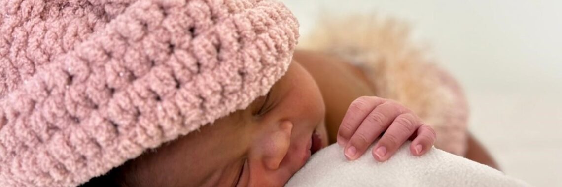 Ensaio fotográfico de Páscoa com recém-nascidos no Hospital Estadual de Formosa (HEF), promovendo carinho e acolhimento às famílias.