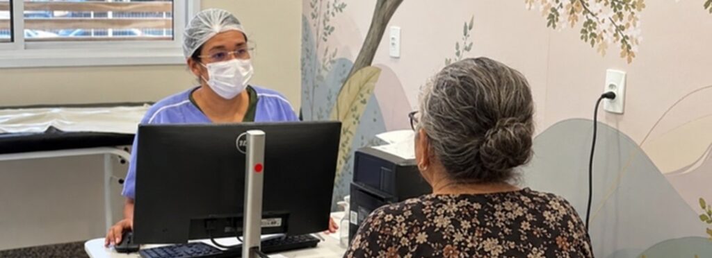 O Hospital Estadual de Formosa (HEF) orienta que a preven&ccedil;&atilde;o de quedas em idosos &eacute; crucial para manter a seguran&ccedil;a e a autonomia, sendo essencial identificar riscos no ambiente e monitorar a sa&uacute;de do idoso.